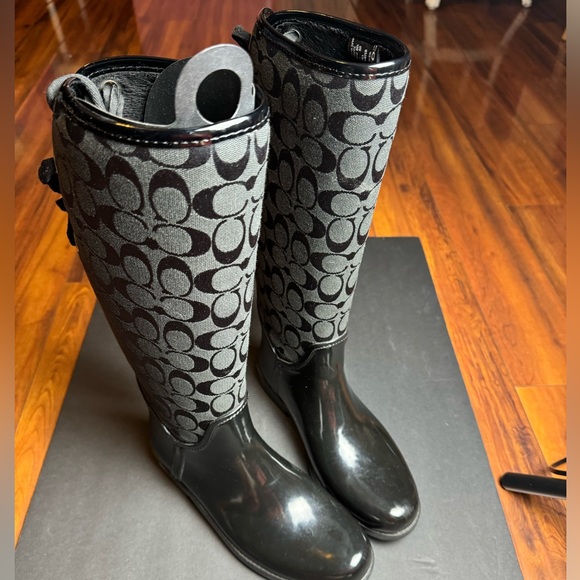 COACH RAIN BOOTS
Women size 10, in great condition. - Picture 1 of 4